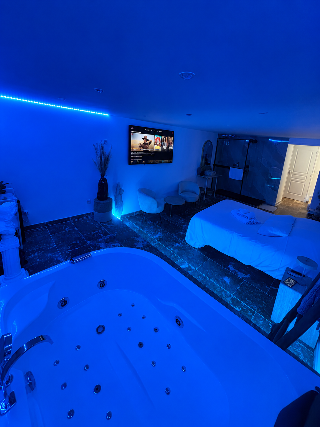 Ambiance néon bleu de la suite Dolce Notte